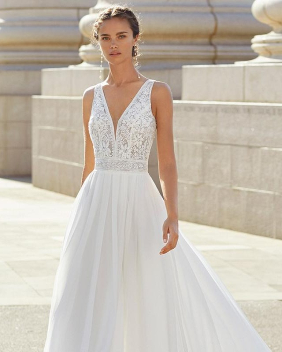 Abito da Sposa con gonna ampia di tulle e bustino in pizzo con scollo a V_Luna-Novias