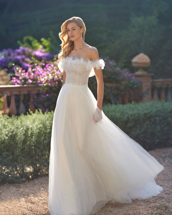 Abito da sposa con gonna morbida in tulle e bustino con decoro omerale_ Adriana Alier_Debut